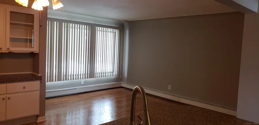 995 N Cass Lake RD, Waterford, MI 48328 - #3