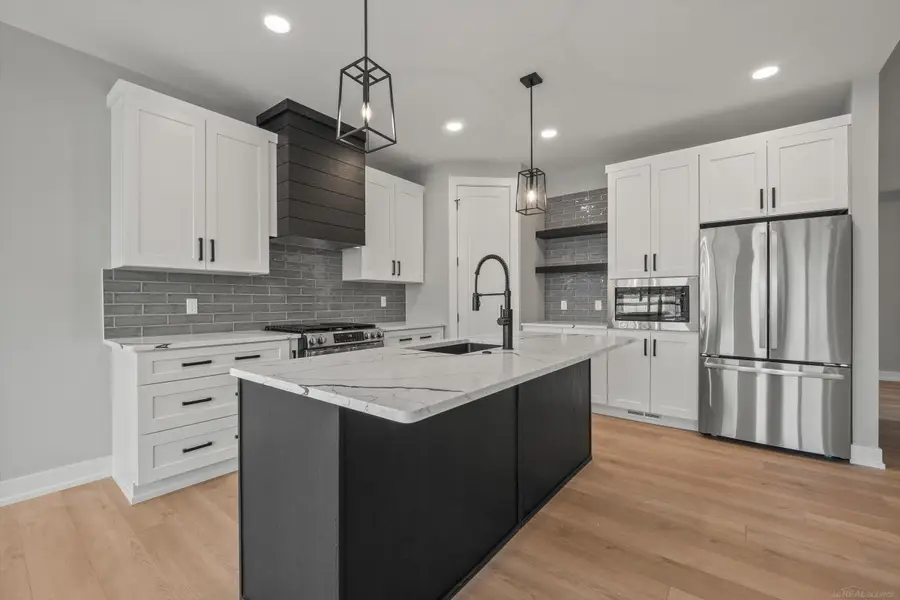 5865 Heights DR, Sterling Heights, MI 48314 - #2