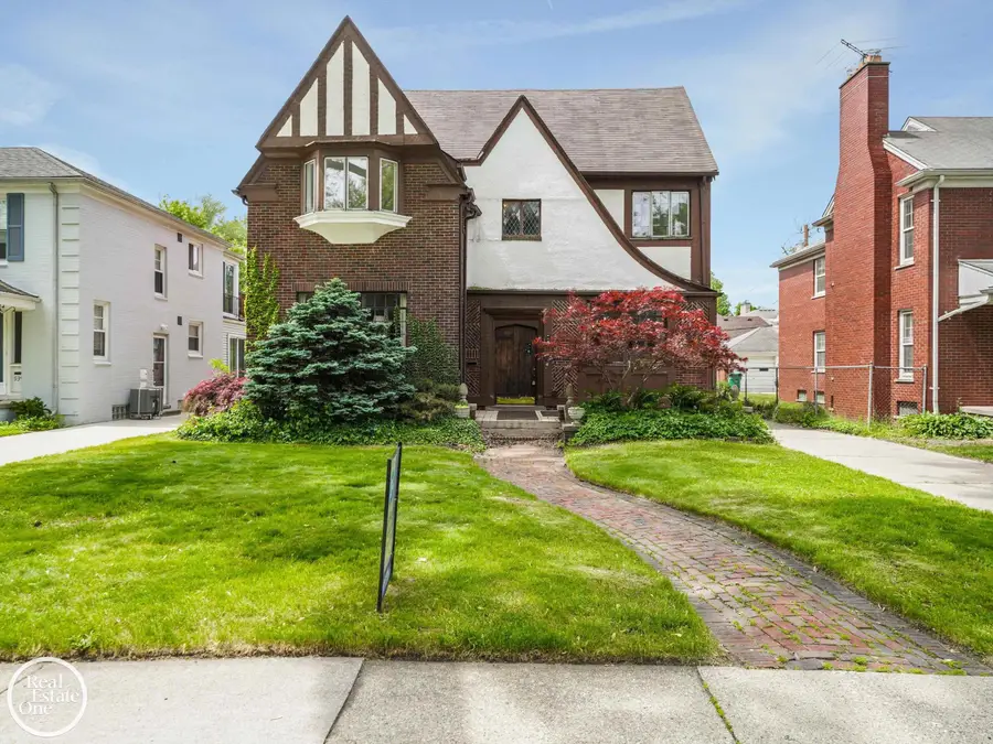943 Harcourt RD, Grosse Pointe Park, MI 48230 - #2