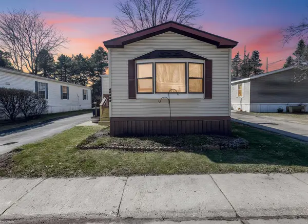 48609 Pineview DR, Shelby, MI 48317