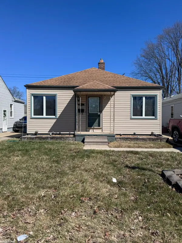 19389 Roscommon ST, HarperWoods, MI 48225