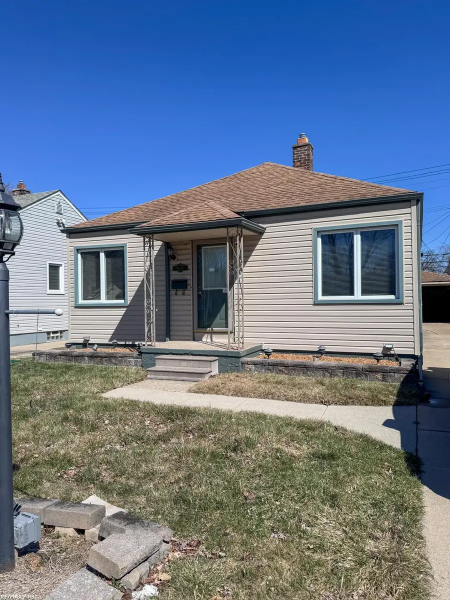 19389 Roscommon ST, Harper Woods, MI 48225 - #2