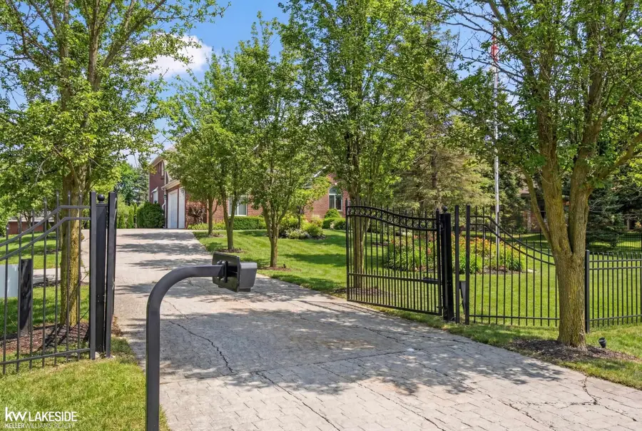 6120 Evanswood RD, Troy, MI 48085 - #2