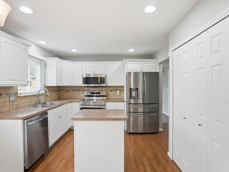 1405 Shaker DR, Troy, MI 48083 - #3