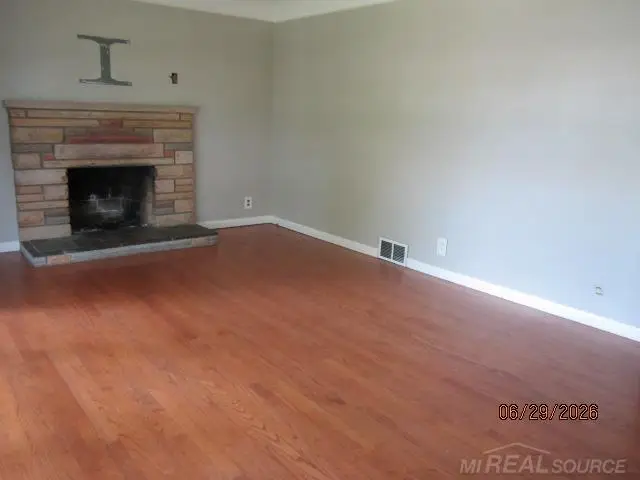 21181 Gordon RD, Saint Clair Shores, MI 48081 - #3