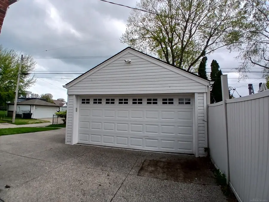 22646 Lakeland ST, Saint Clair Shores, MI 48081 - #2