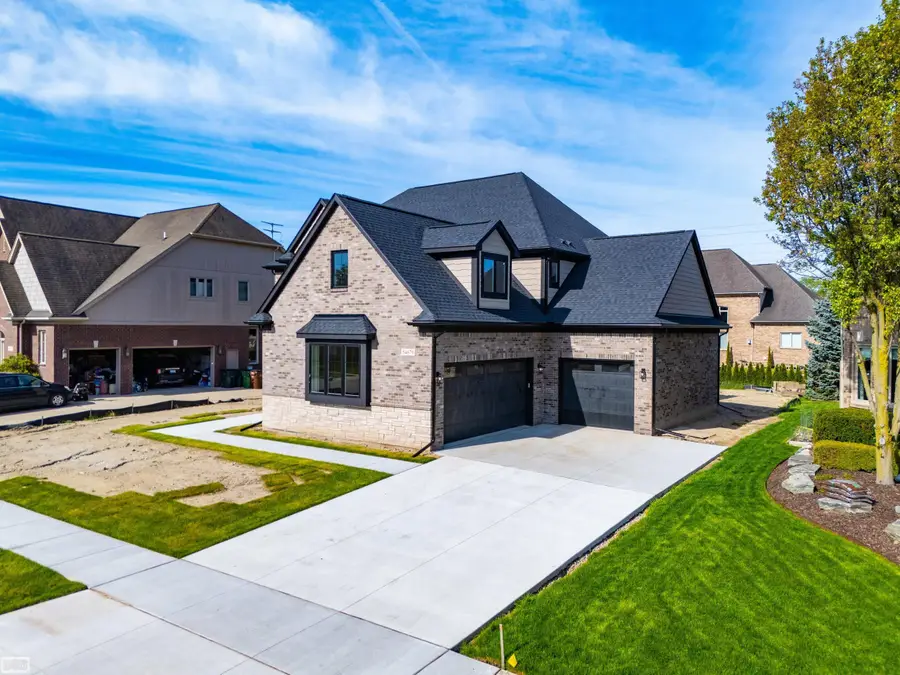 54679 White Pine LN, Shelby, MI 48315 - #2