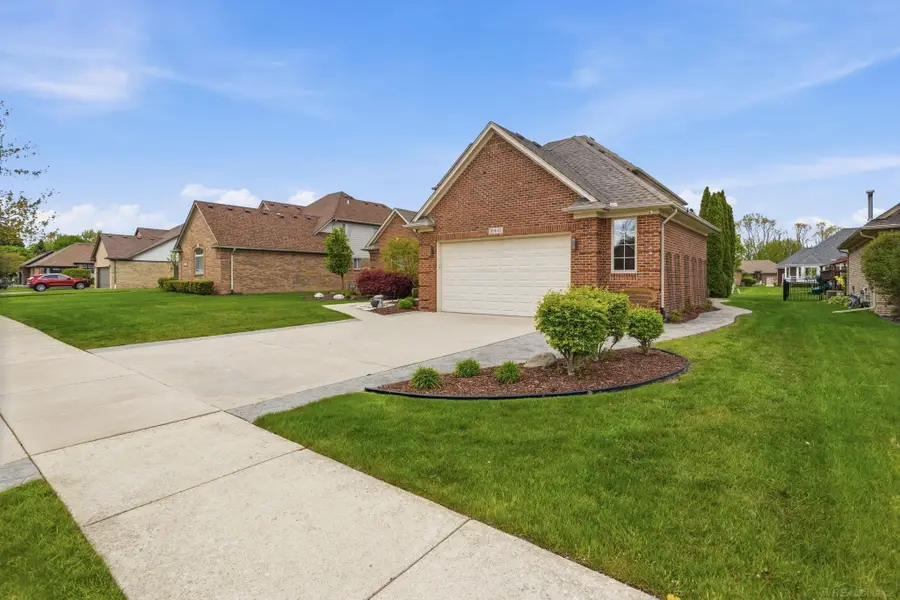29043 Bay Pointe DR, Chesterfield, MI 48047 - #2