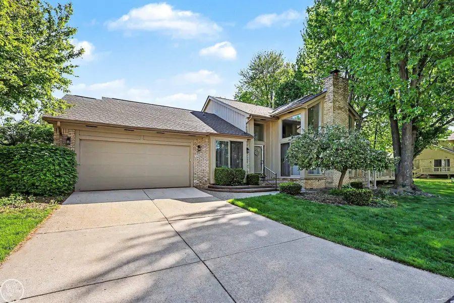 43052 W Kirkwood DR, Clinton, MI 48038 - #3