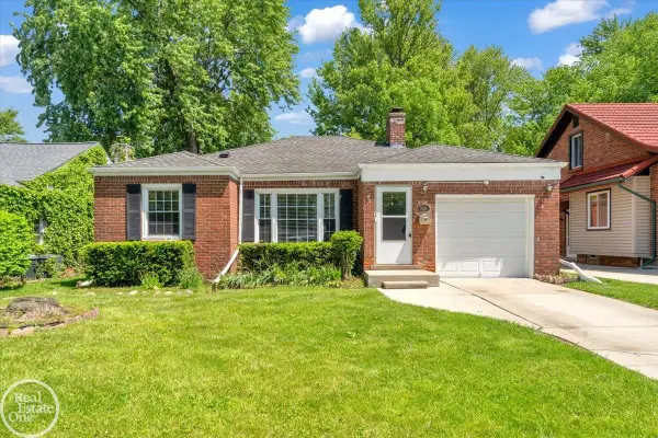 2024 Manchester BLVD, GrossePointeWoods, MI 48236