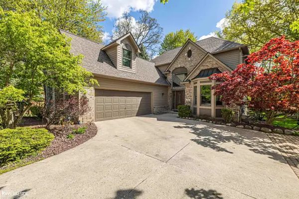 1440 Woodbridge LN, Wixom, MI 48393