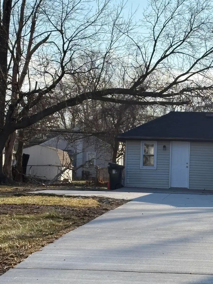 21700 Elizabeth ST, Saint Clair Shores, MI 48080 - #2