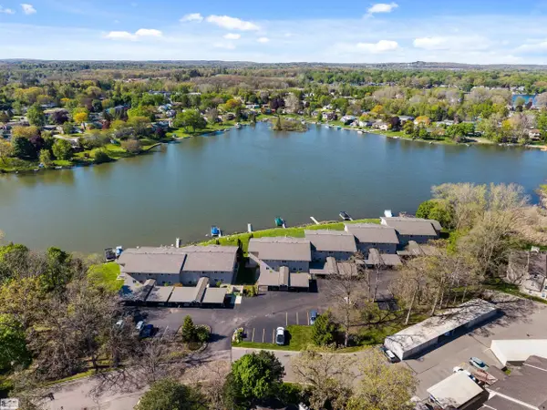 4960 Lake Point DR, Waterford, MI 48329