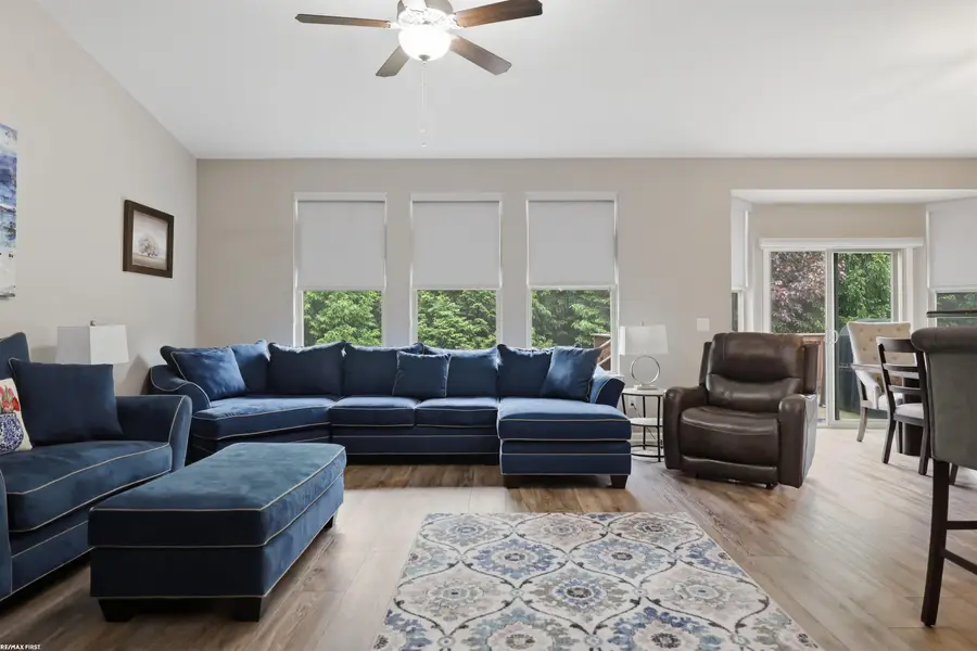 40478 Oakbrook DR, Sterling Heights, MI 48310 - #3