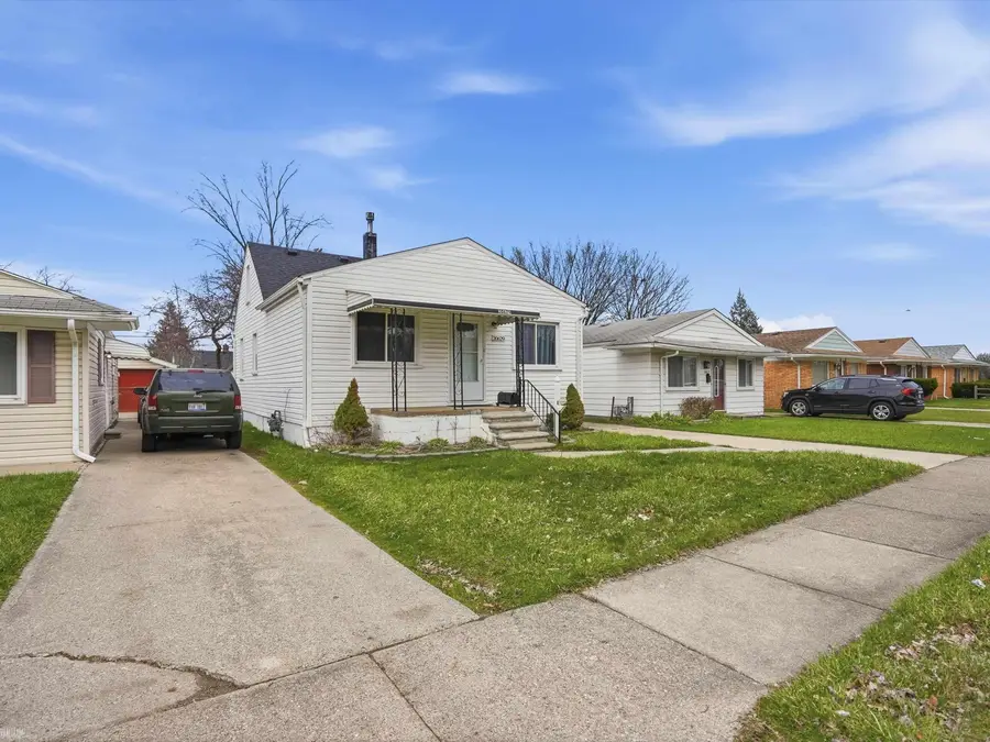 20629 Hollywood ST, Harper Woods, MI 48225 - #2