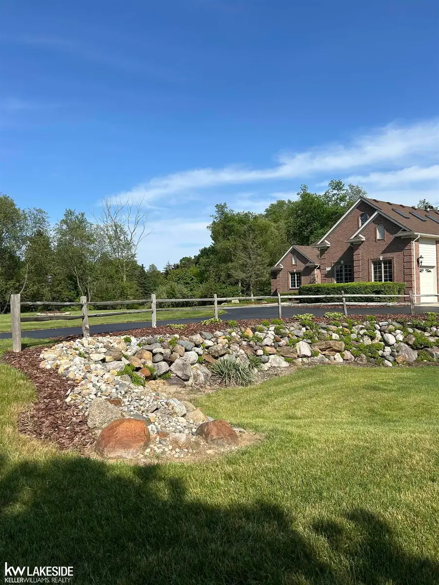 901 Jack Pine DR, Rochester, MI 48306 - #2