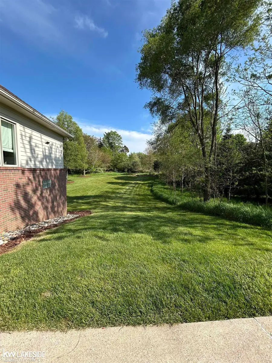 901 Jack Pine DR, Rochester, MI 48306 - #3