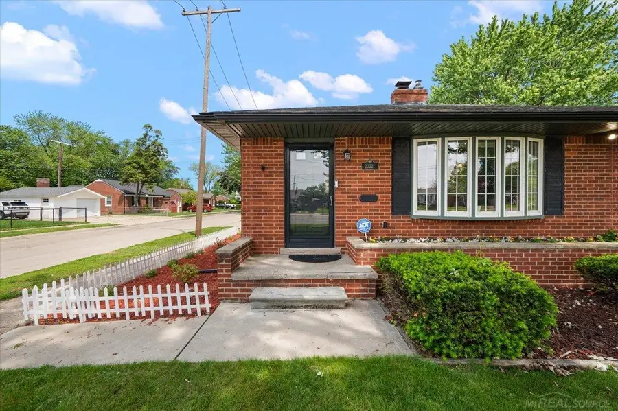 20221 E 11 Mile RD, Saint Clair Shores, MI 48081 - #3