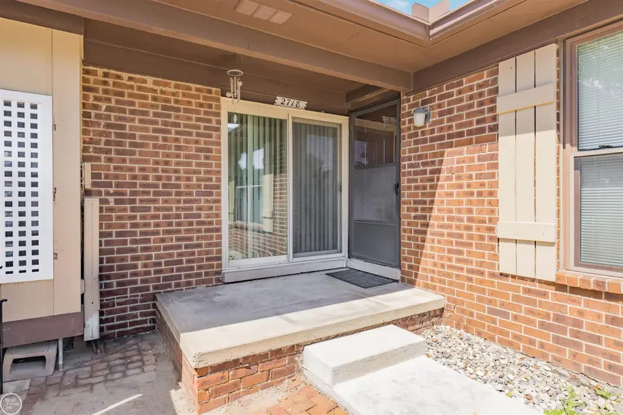 2718 Roundtree DR, Troy, MI 48083 - #2