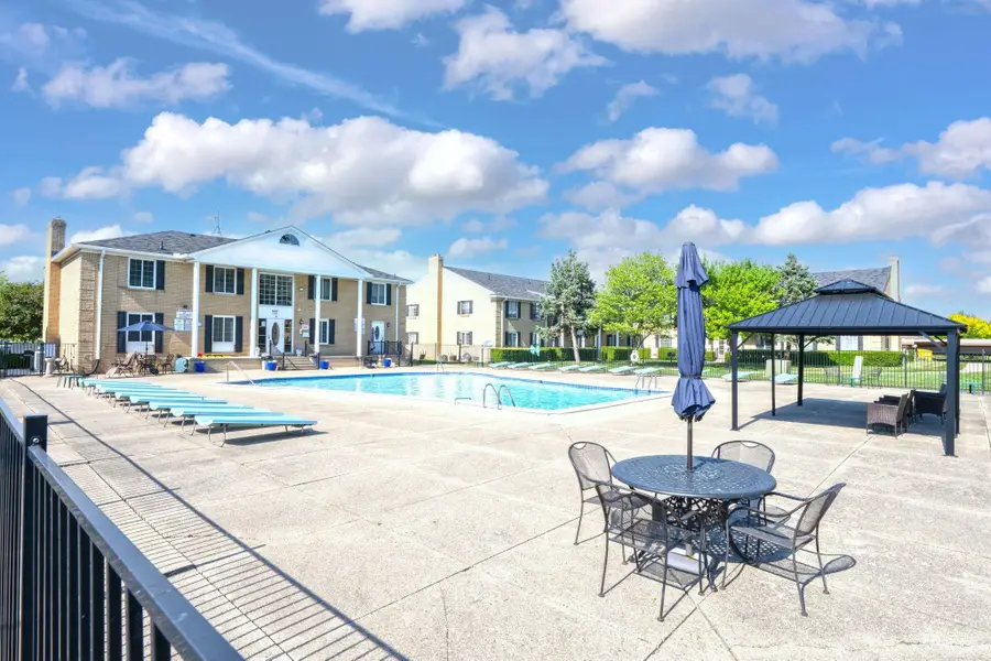 34680 Huntley DR, Sterling Heights, MI 48312 - #2