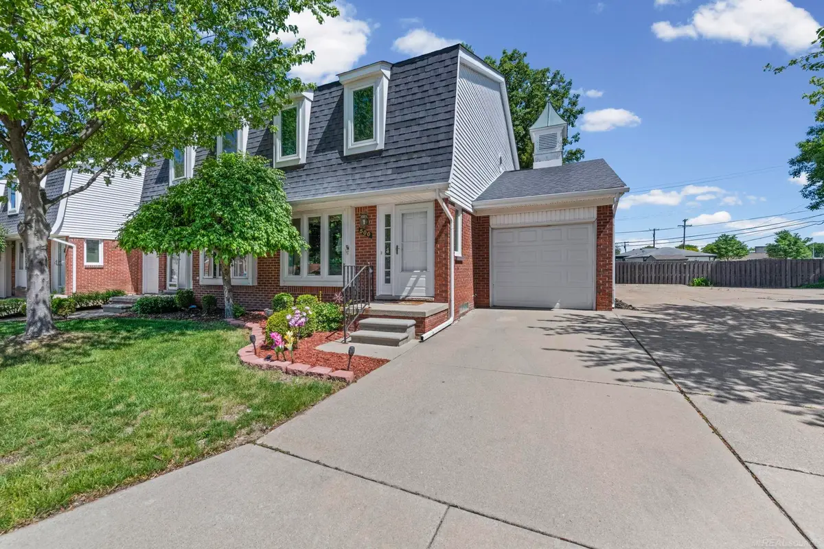 500 Pineview CT, Saint Clair Shores, MI 48081 - #1