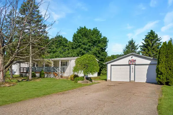 1832 Manchester DR, Lapeer, MI 48446
