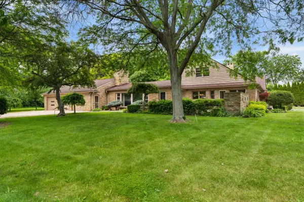 1427 Sunningdale DR, GrossePointe, MI 48236