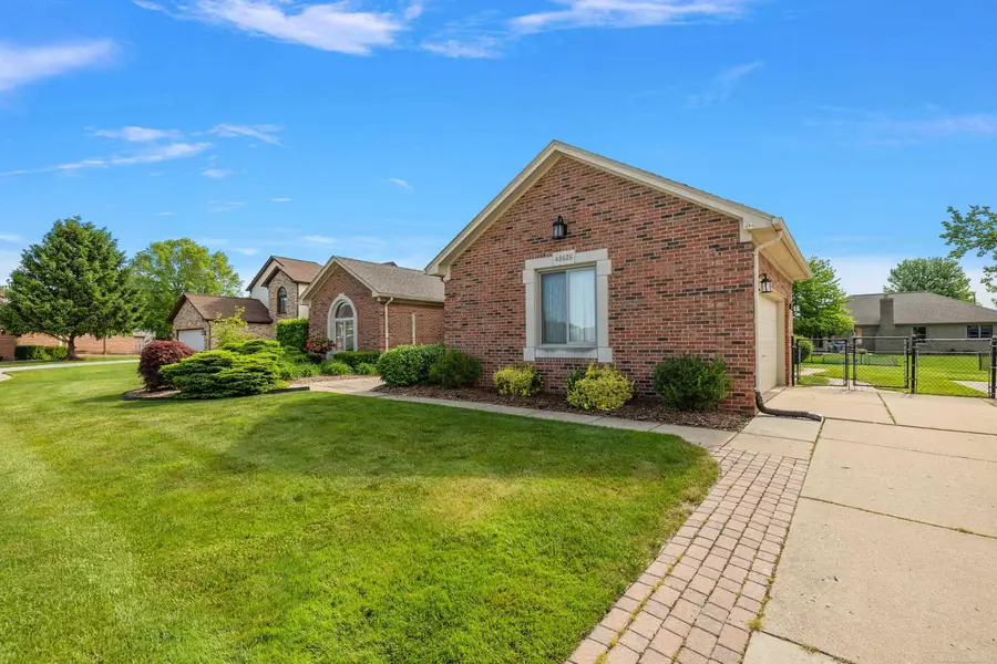 48626 Thorncroft DR, Macomb, MI 48044 - #3