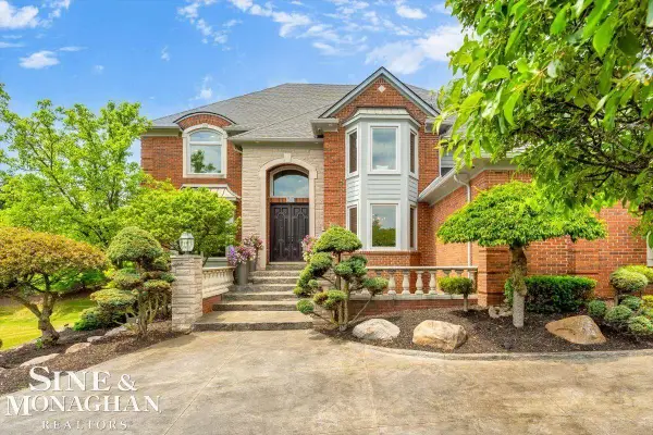 1289 Creek Pointe DR, Rochester, MI 48307