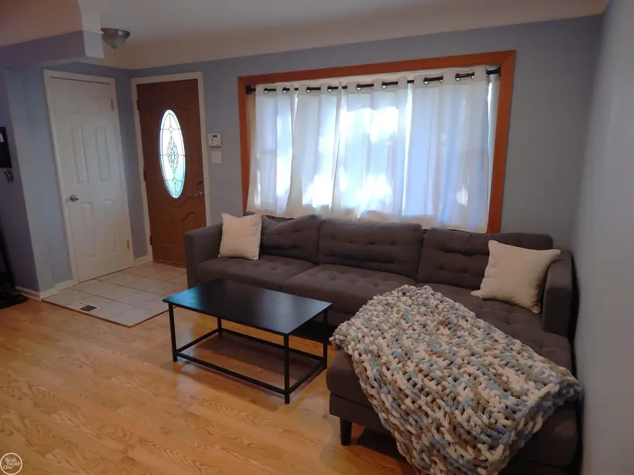 27200 Larchmont ST, Saint Clair Shores, MI 48081 - #3