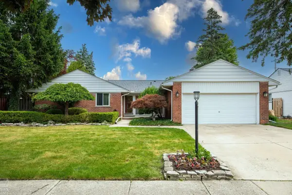 930 E Crescent LN, GrossePointeWoods, MI 48236