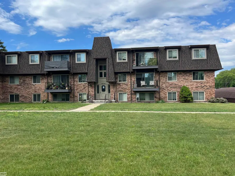 532 Riviera DR, Saint Clair Shores, MI 48080 - #2