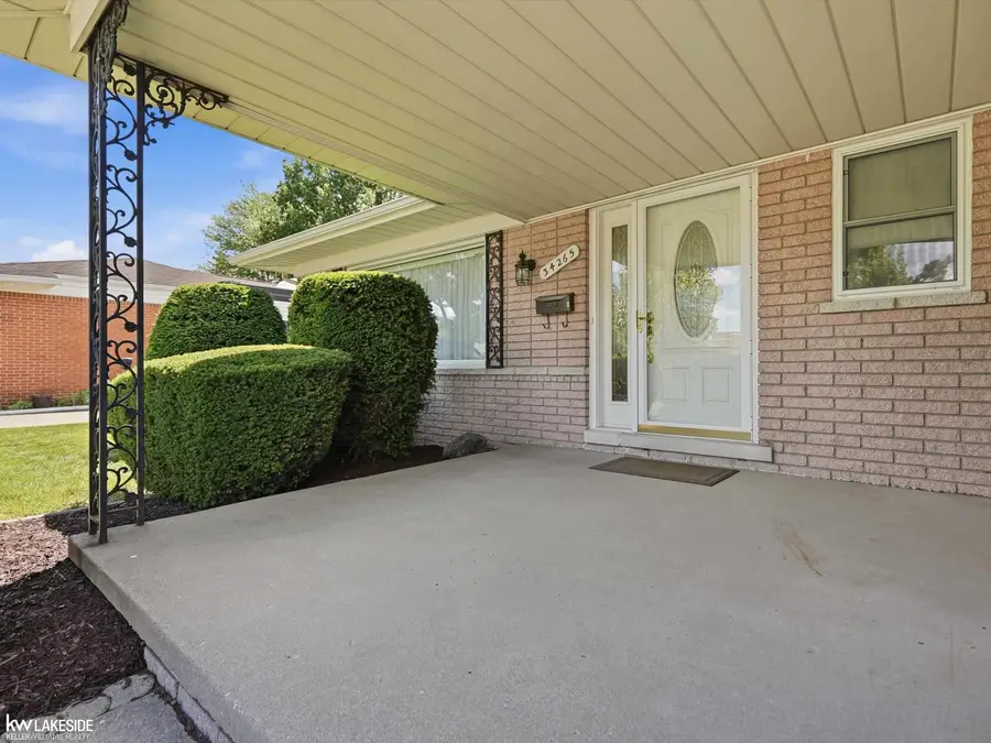 34265 Greentrees RD, Sterling Heights, MI 48312 - #3