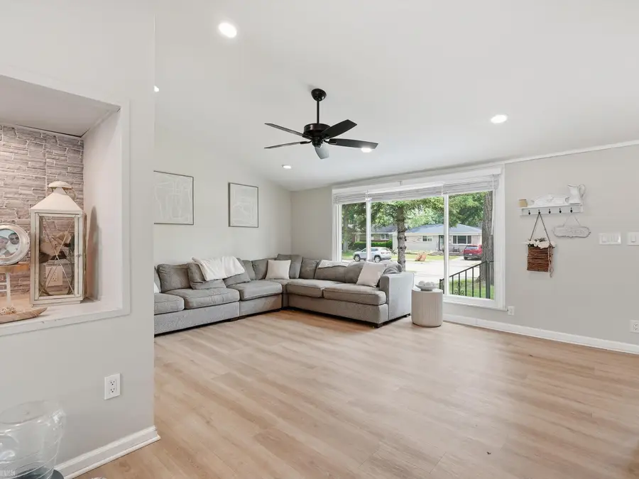 22245 Raymond ST, Saint Clair Shores, MI 48082 - #3