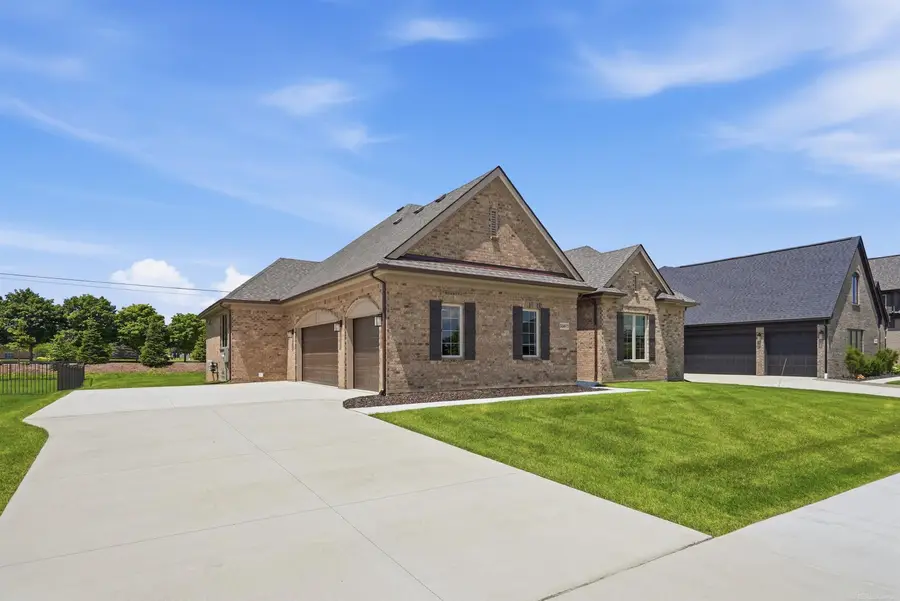 55671 Bay Oaks CT, Shelby, MI 48315 - #2
