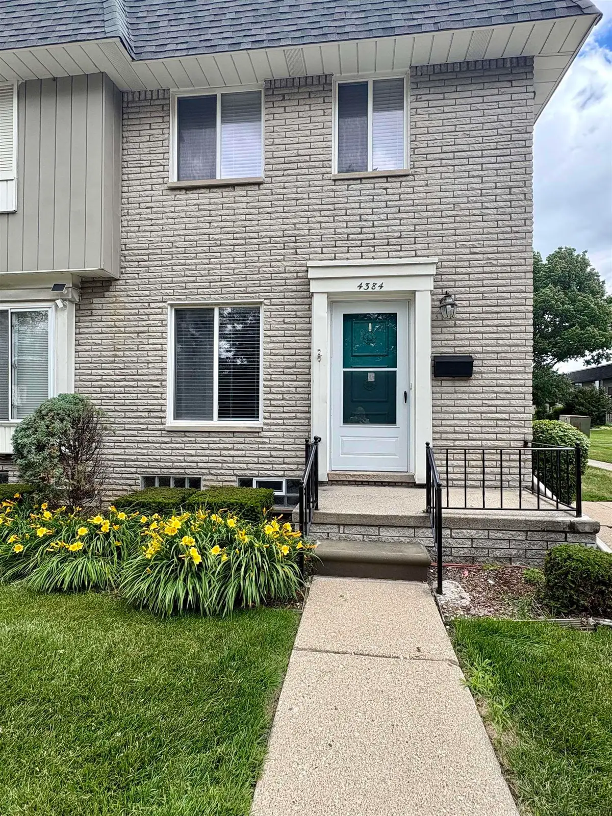 4384 15 Mile RD, Sterling Heights, MI 48310 - #1