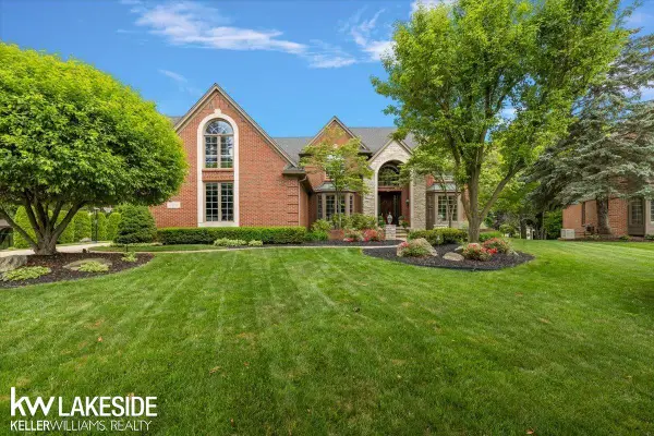 1387 Pebble Ridge DR, Rochester, MI 48307