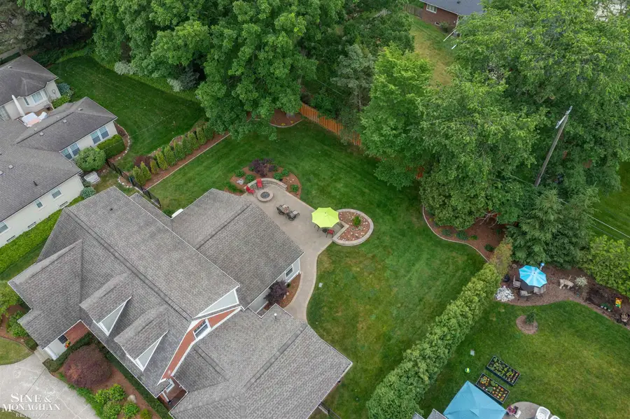 1061 N Renaud RD, Grosse Pointe Woods, MI 48236 - #2