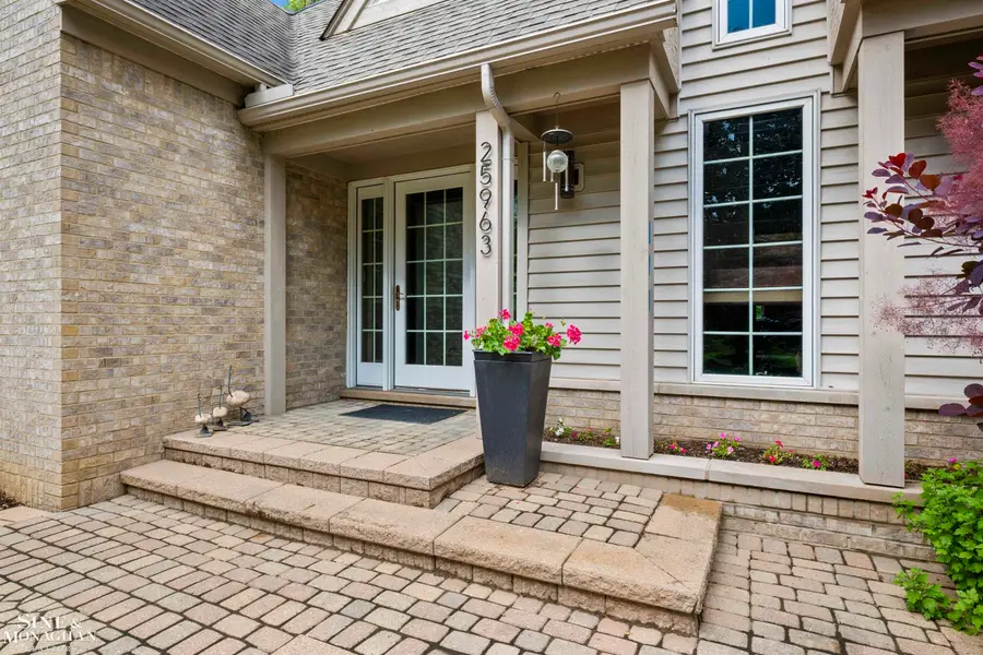 25963 Ridgewood DR, Farmington Hills, MI 48336 - #2