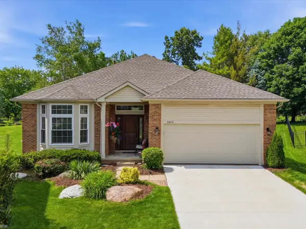 4652 Amberwood CT, Oakland, MI 48306