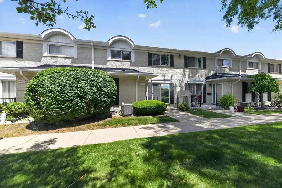 8503 Winchester Dr DR, Sterling Heights, MI 48313 - #2