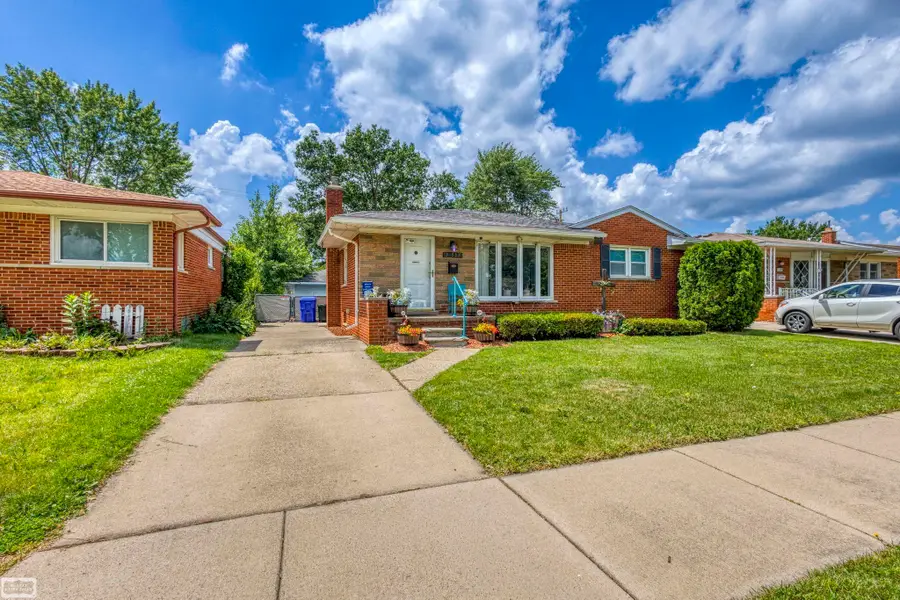 31557 Kelly RD, Fraser, MI 48026 - #2