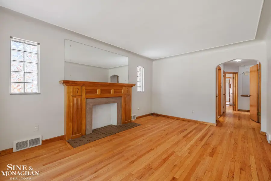 21175 Lochmoor ST, Harper Woods, MI 48225 - #3