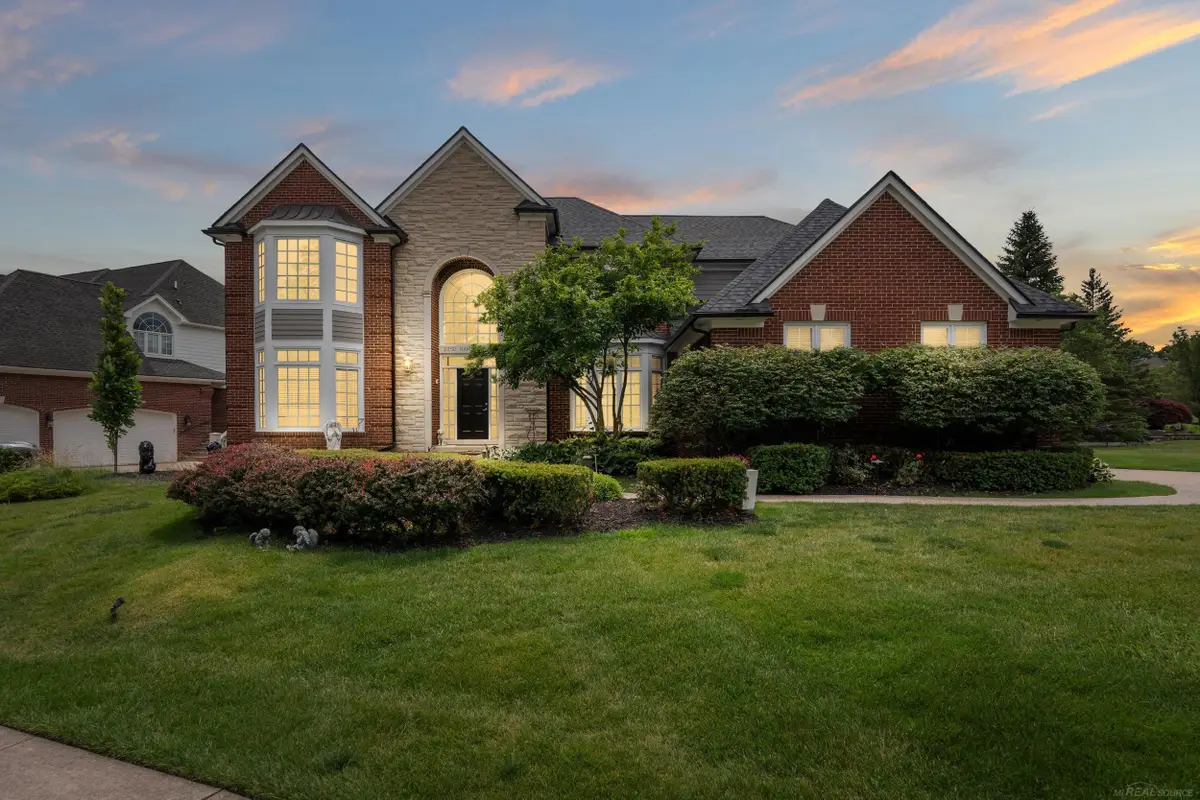 2250 Hawthorne DR, Utica, MI 48316 - #1