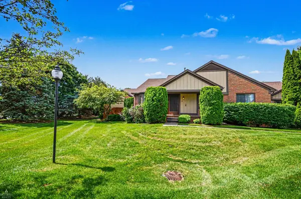 32 Meadow Wood DR, RochesterHills, MI 48307