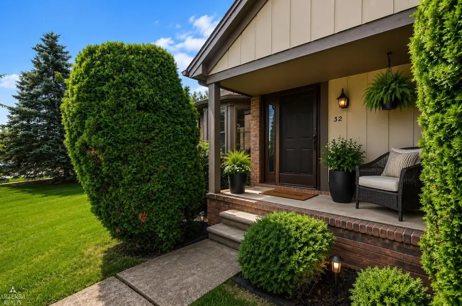 32 Meadow Wood DR, Rochester Hills, MI 48307 - #3
