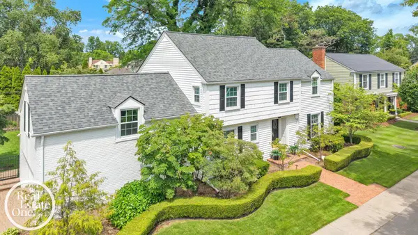 90 Colonial RD, GrossePointeShores, MI 48236
