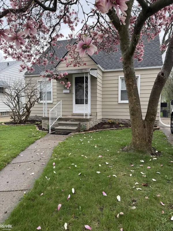 19749 Washtenaw ST, HarperWoods, MI 48225