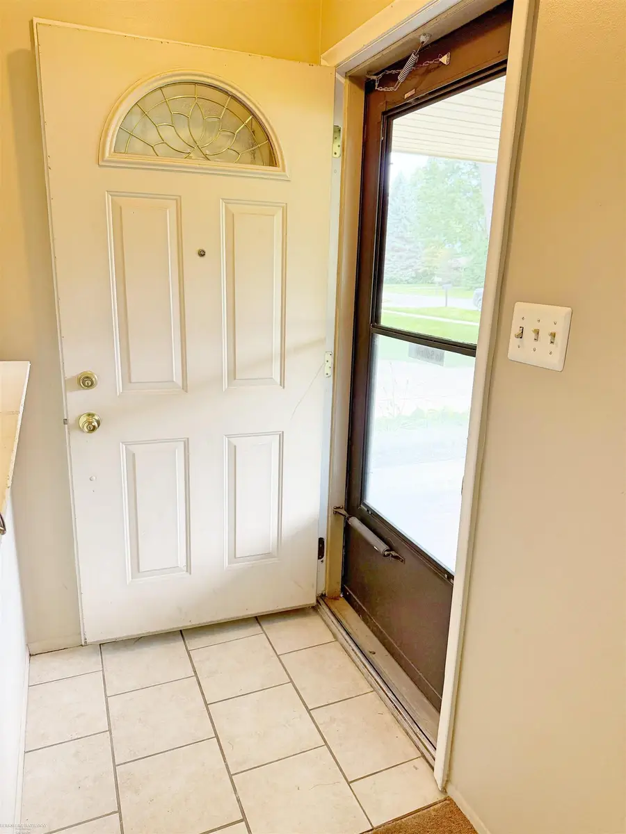 22431 Remick DR, Clinton Township, MI 48035 - #3