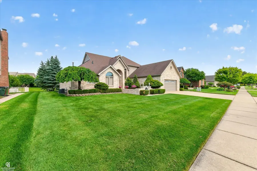 46640 Glen Pointe DR, Shelby, MI 48315 - #2